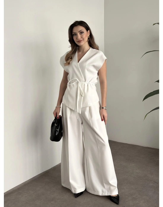 Gizli düğme ve belinden bağcıklı yelekli takım beyaz