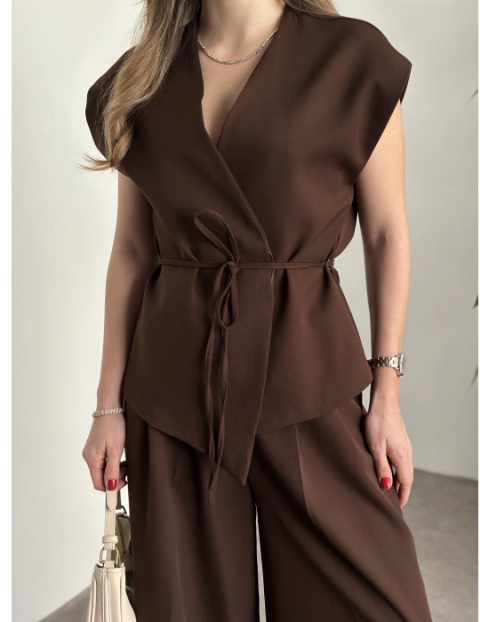 Gizli düğme ve belinden bağcıklı yelekli takım kahve