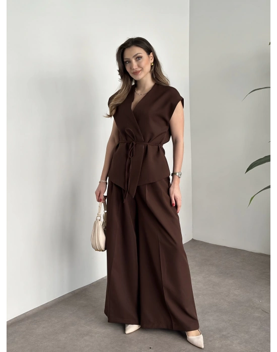 Gizli düğme ve belinden bağcıklı yelekli takım kahve