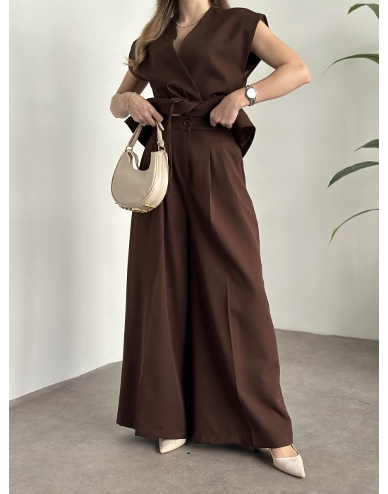 Gizli düğme ve belinden bağcıklı yelekli takım kahve