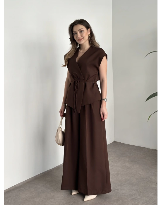 Gizli düğme ve belinden bağcıklı yelekli takım kahve