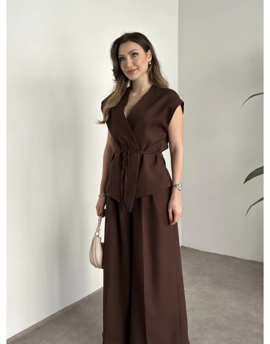 Gizli düğme ve belinden bağcıklı yelekli takım kahve
