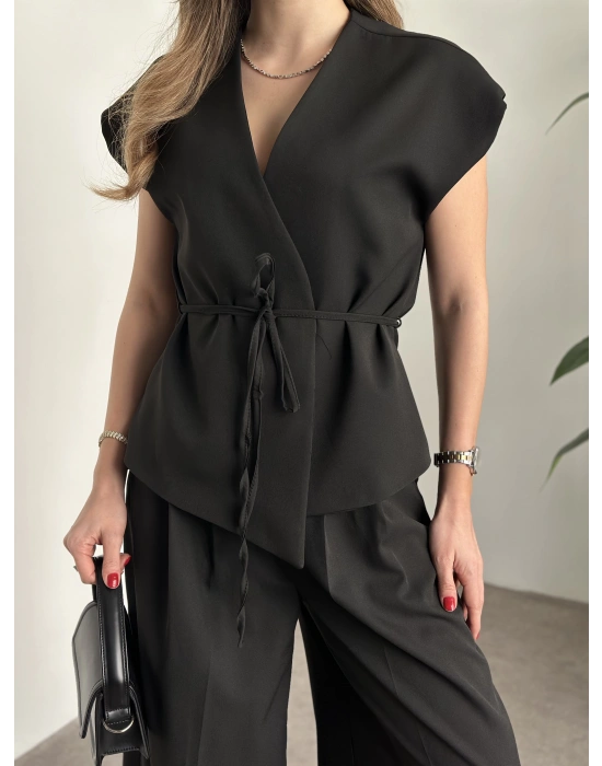 Gizli düğme ve belinden bağcıklı yelekli takım siyah