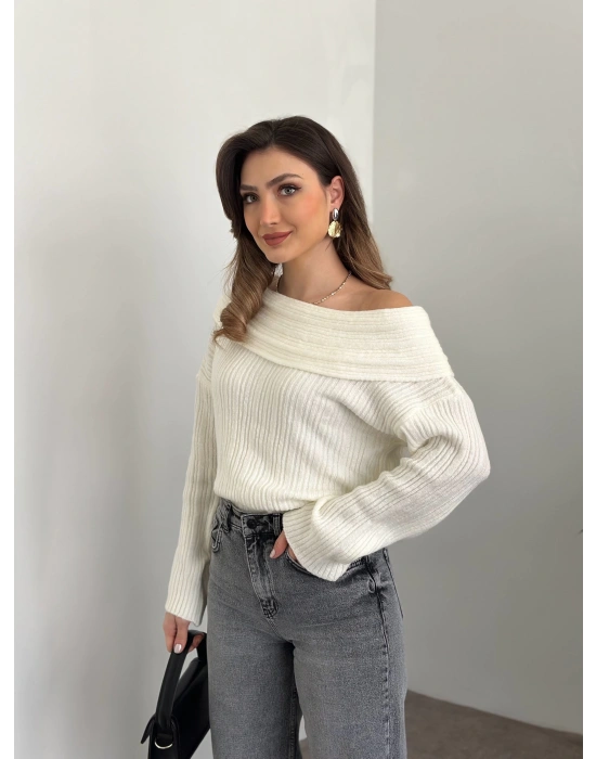 Kayık yaka fitilli yünlü kazak beyaz