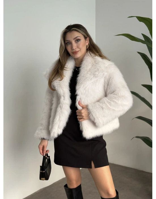 Kruvaze yaka astarlı kürklü mont beyaz
