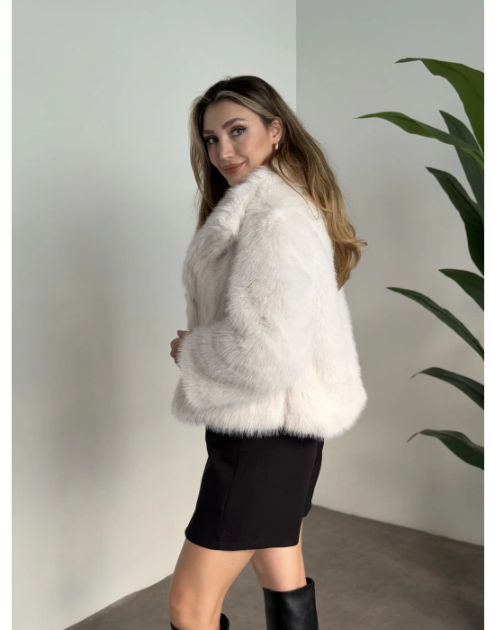 Kruvaze yaka astarlı kürklü mont beyaz