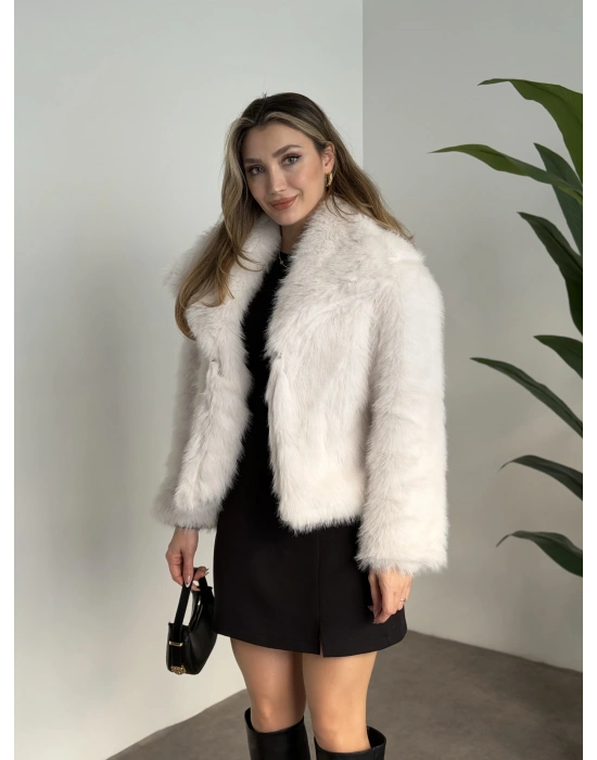 Kruvaze yaka astarlı kürklü mont beyaz