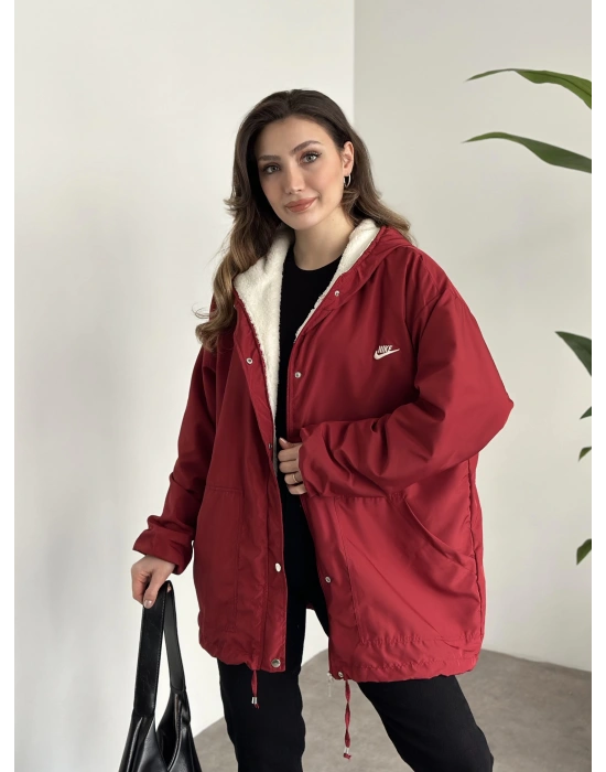 Logo detay içi tamamen peluş oversize yağmurluk mont bordo ( ÜRÜN ÖN SİPARİŞTEDİR 8-12 İŞ GÜNÜ İÇERİSİNDE KARGOLANICAKTIR. ! ! )