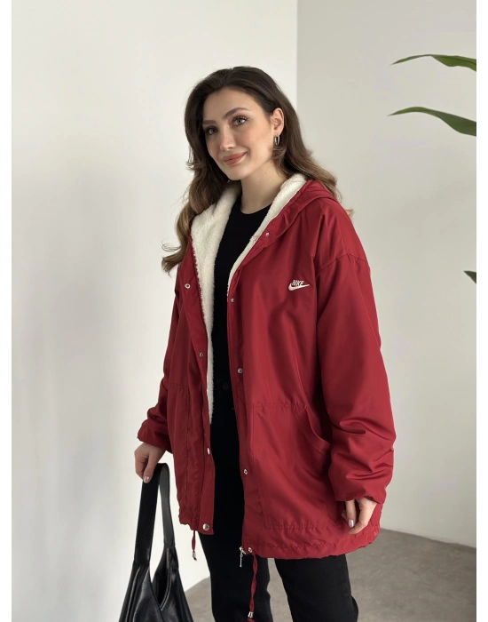 Logo detay içi tamamen peluş oversize yağmurluk mont bordo ( ÜRÜN ÖN SİPARİŞTEDİR 8-12 İŞ GÜNÜ İÇERİSİNDE KARGOLANICAKTIR. ! ! )
