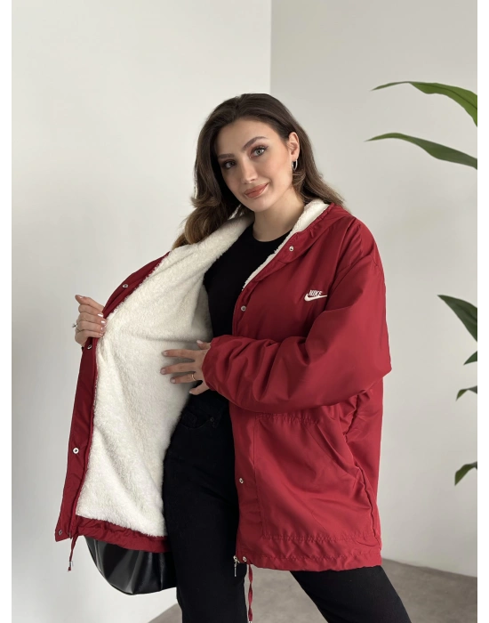 Logo detay içi tamamen peluş oversize yağmurluk mont bordo ( ÜRÜN ÖN SİPARİŞTEDİR 8-12 İŞ GÜNÜ İÇERİSİNDE KARGOLANICAKTIR. ! ! )