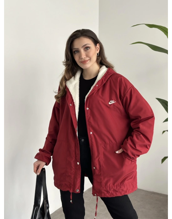 Logo detay içi tamamen peluş oversize yağmurluk mont bordo ( ÜRÜN ÖN SİPARİŞTEDİR 8-12 İŞ GÜNÜ İÇERİSİNDE KARGOLANICAKTIR. ! ! )
