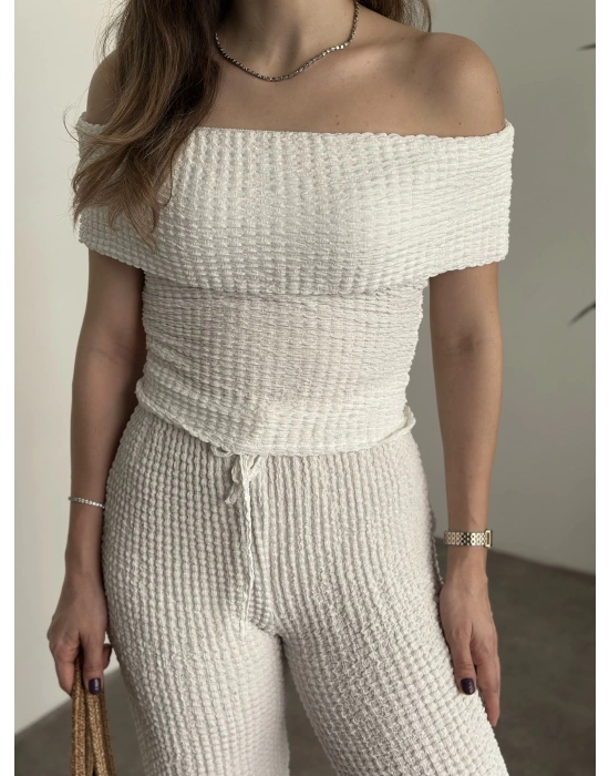 Madonna yaka gofre kumaş takım beyaz