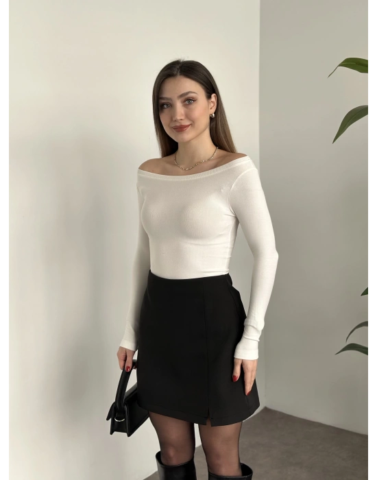 Marka etiketli kayık yaka modal kumaş body beyaz