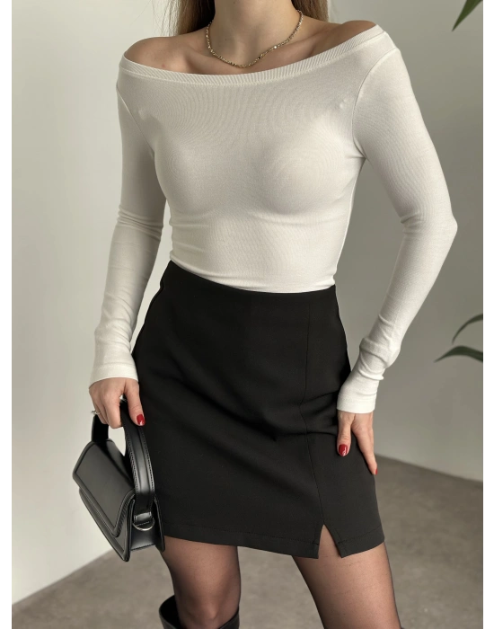 Marka etiketli kayık yaka modal kumaş body beyaz