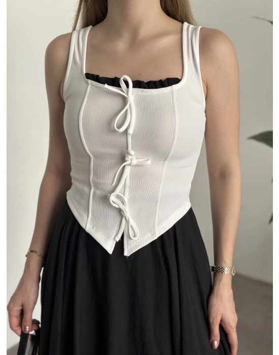 Önden bağlama detaylı askılı bluz beyaz