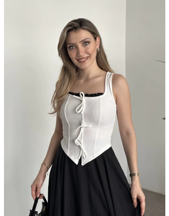 Önden bağlama detaylı askılı bluz beyaz
