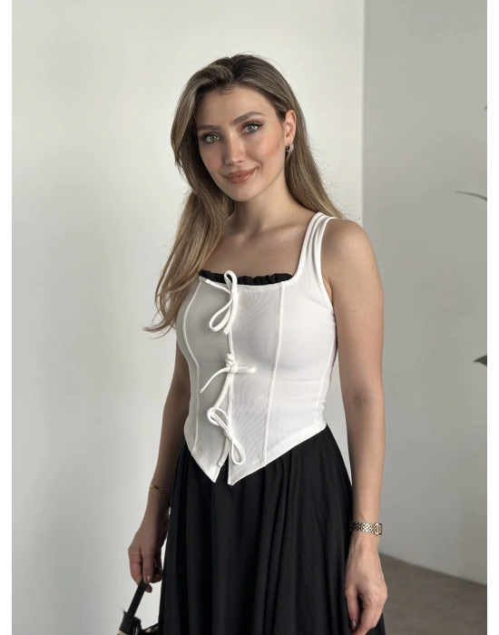 Önden bağlama detaylı askılı bluz beyaz