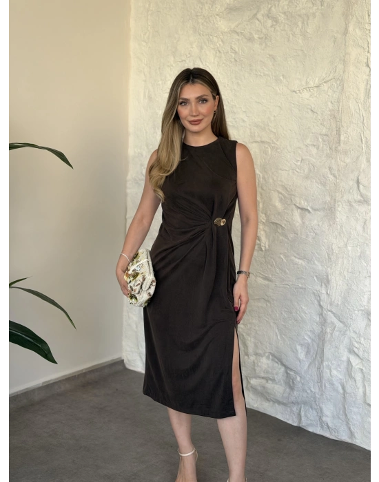 Sıfır kol beli drape toka detaylı yırtmaçlı elbise kahve
