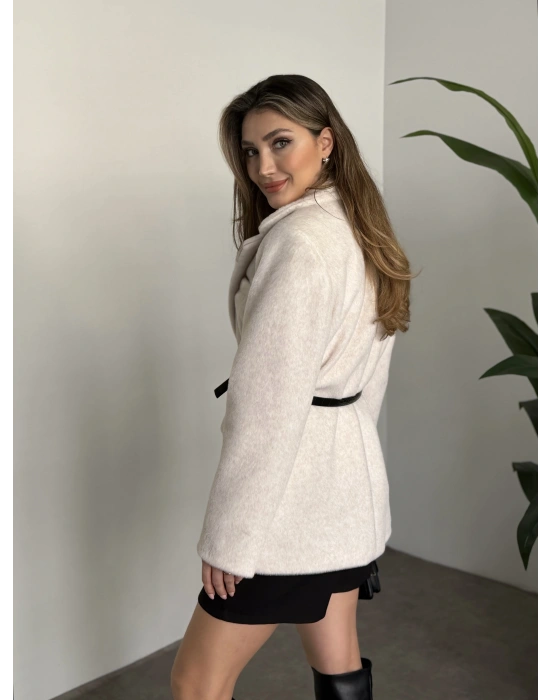 Tay tüyü astarlı kemerli ceket beyaz