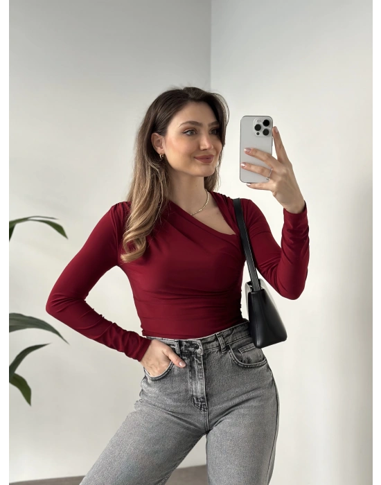 Tek omuz dekolte detay ithal sandy kumaş bluz bordo