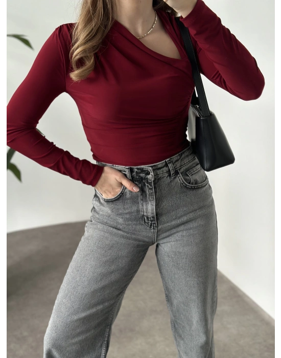 Tek omuz dekolte detay ithal sandy kumaş bluz bordo