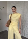 Asimetrik kesim omuzu vatkalı takım sarı
