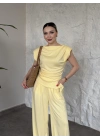 Asimetrik kesim omuzu vatkalı takım sarı