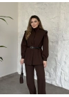Boğazlı omuzu apoletli gizli düğmeli kemerli takım acı kahve