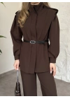 Boğazlı omuzu apoletli gizli düğmeli kemerli takım acı kahve