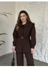 Boğazlı omuzu apoletli gizli düğmeli kemerli takım acı kahve
