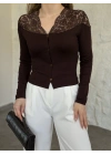 Üstü dantel garnili ribana düğmeli hırka kahve