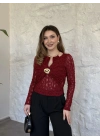 Yakası ve önü aksesuar detaylı dantelli bluz bordo