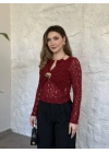 Yakası ve önü aksesuar detaylı dantelli bluz bordo