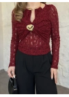 Yakası ve önü aksesuar detaylı dantelli bluz bordo