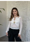 Yakası ve önü aksesuar detaylı dantelli bluz beyaz