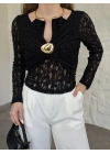 Yakası ve önü aksesuar detaylı dantelli bluz siyah