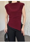 Vatkalı pileli asimetrik bluz bordo