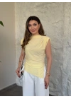 Vatkalı pileli asimetrik bluz sarı