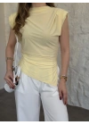 Vatkalı pileli asimetrik bluz sarı