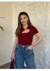 Yaka dekolte ve toka detaylı bluz bordo
