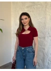 Yaka dekolte ve toka detaylı bluz bordo