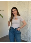 Yaka dekolte ve toka detaylı bluz taş