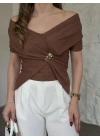 Kayık yaka toka detaylı bluz kahve