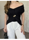Kayık yaka toka detaylı bluz siyah