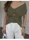 Kayık yaka toka detaylı bluz yeşil