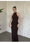 Halter yaka büzgü ve yırtmaç detaylı elbise kahve