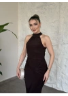 Halter yaka büzgü ve yırtmaç detaylı elbise kahve