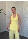 Sırt dekolteli düğmeli yelekli takım sarı
