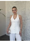 Sırt dekolteli düğmeli yelekli takım beyaz