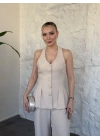 Sırt dekolteli düğmeli yelekli takım krem